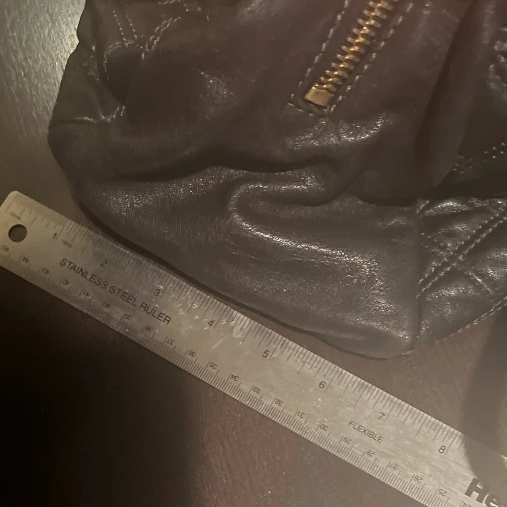 Marc Jacobs quilted black leather handbag in great condition. Gold hardware. - Picture 11 of 14